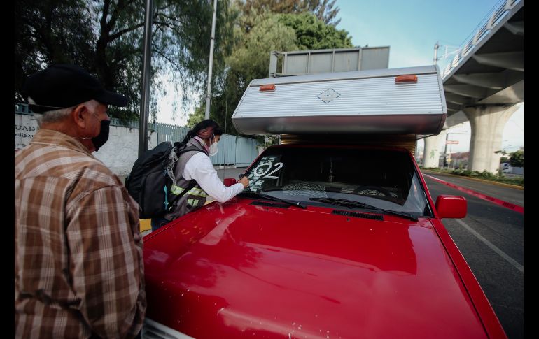 Personas de la tercera edad aguardaban a su cita a las ocho de la mañana. EL INFORMADOR / G. Gallo