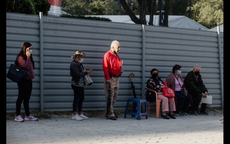 Los telefonistas no aclararon a todas las personas que tenían que llegar en auto y algunas se formaban a pie aparte pero con cita. EL INFORMADOR / ARCHIVO