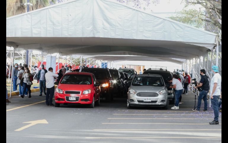 En el módulo CUCEI se atiende a través del sistema Drive Thru (auto servicio). EL INFORMADOR / G. Gallo