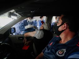 Los únicos requisitos fueron llegar en coche, su folio e INE y que le pidieran a Dios alcanzar vacunas. EL INFORMADOR / G. Gallo