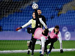 Héctor Herrera se lanza de chilena ante las miradas de Andrés Guardado y Érick Gutiérrez durante el entrenamiento de ayer. IMAGO7