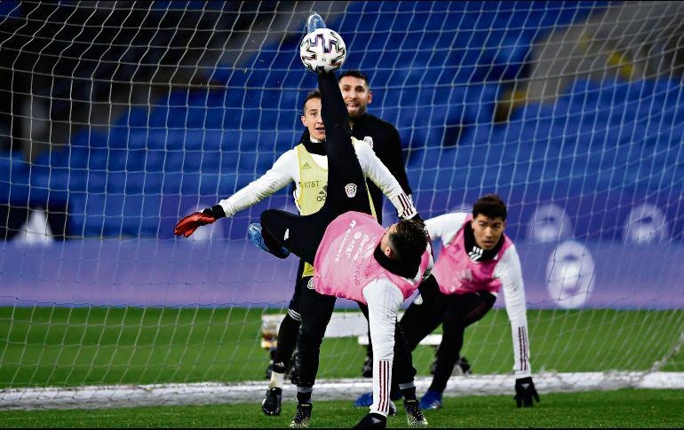 Héctor Herrera se lanza de chilena ante las miradas de Andrés Guardado y Érick Gutiérrez durante el entrenamiento de ayer. IMAGO7