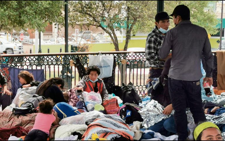 Un grupo de extranjeros descansa en su camino hacia la Unión Americana. EFE