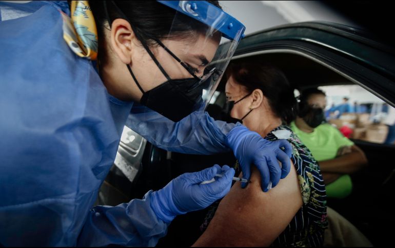 Si bien la Secretaría de Bienestar determinó que la vacunación se llevaría a cabo con orden, ayer se registró caos. EL INFORMADOR/G. Gallo