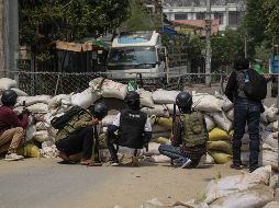 Mientras el Ejército celebraba con un desfile el Día de las Fuerzas Armadas, miles de birmanos salieron a protestar por le golpe de Estado. EFE