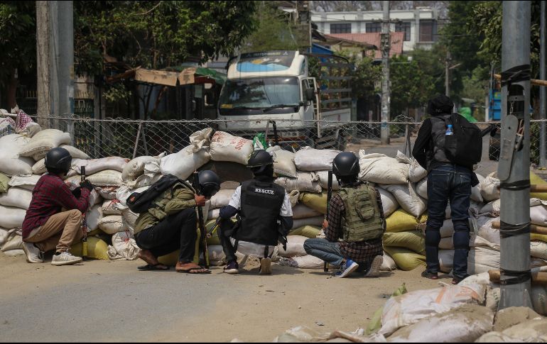 Mientras el Ejército celebraba con un desfile el Día de las Fuerzas Armadas, miles de birmanos salieron a protestar por le golpe de Estado. EFE