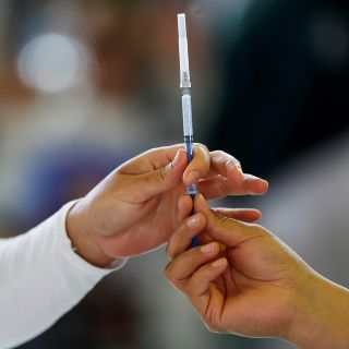 Llega a México primer cargamento de la vacuna china CanSino