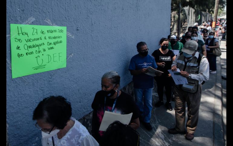 A lo largo de la fila de ingreso se revisaba que los adultos mayores trajeran todos sus papeles. EL INFORMADOR / G. Gallo