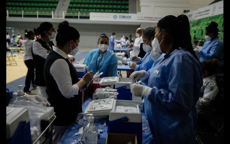 Se inmunizaron a adultos mayores con apellidos con letras C, D, E y F, incluso  A y B.  EL INFORMADOR / G. Gallo