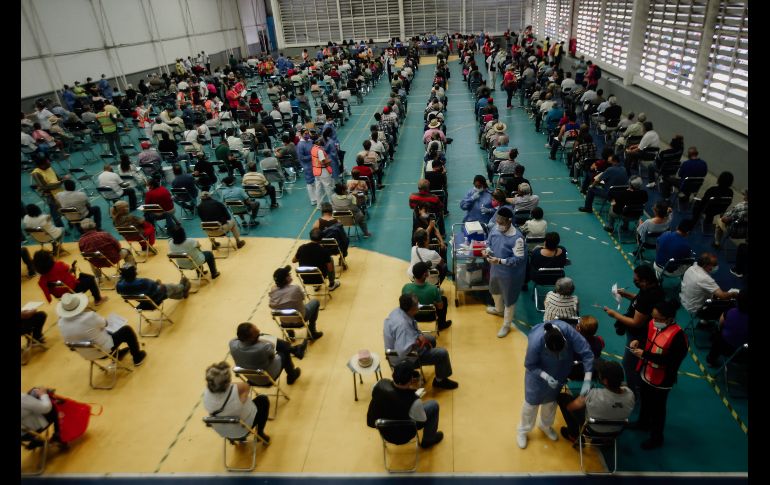 Los adultos mayores eran conducirlos hacia el Gimnasio Panamericano, donde se acomodaron 500 sillas en una de las canchas y 450 más en la otra. EL INFORMADOR / G. Gallo