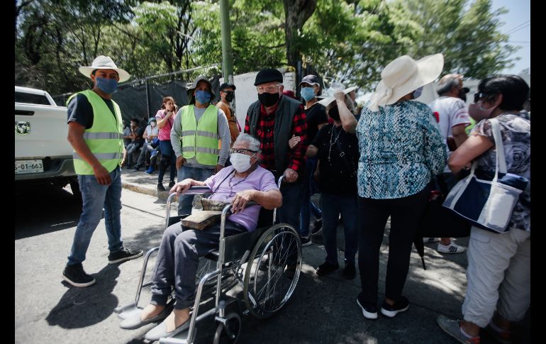 Las personas que llegaban en silla de ruedas pasaban al inicio de la fila sin necesidad de hacer cola. EL INFORMADOR / G. Gallo