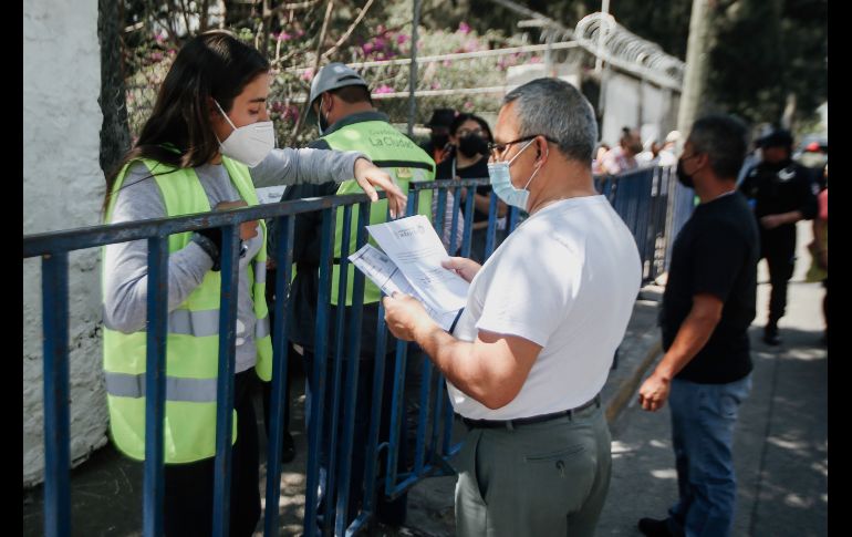 A lo largo de la fila de ingreso se revisaba que los adultos mayores trajeran todos sus papeles. EL INFORMADOR / G. Gallo