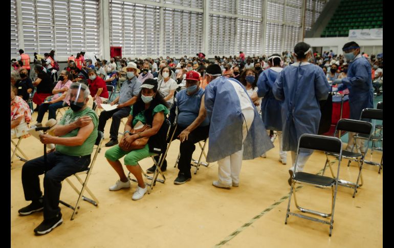 Los adultos mayores eran conducirlos hacia el Gimnasio Panamericano, donde se acomodaron 500 sillas en una de las canchas y 450 más en la otra. EL INFORMADOR / G. Gallo