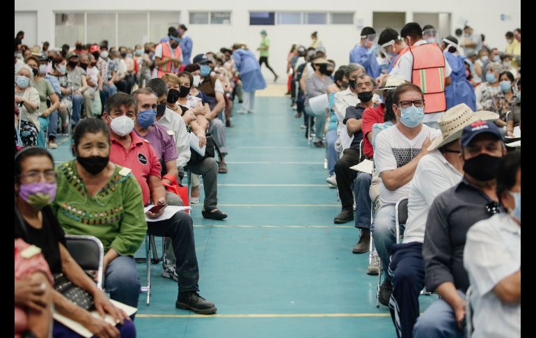 Los adultos mayores eran conducirlos hacia el Gimnasio Panamericano, donde se acomodaron 500 sillas en una de las canchas y 450 más en la otra. EL INFORMADOR / G. Gallo