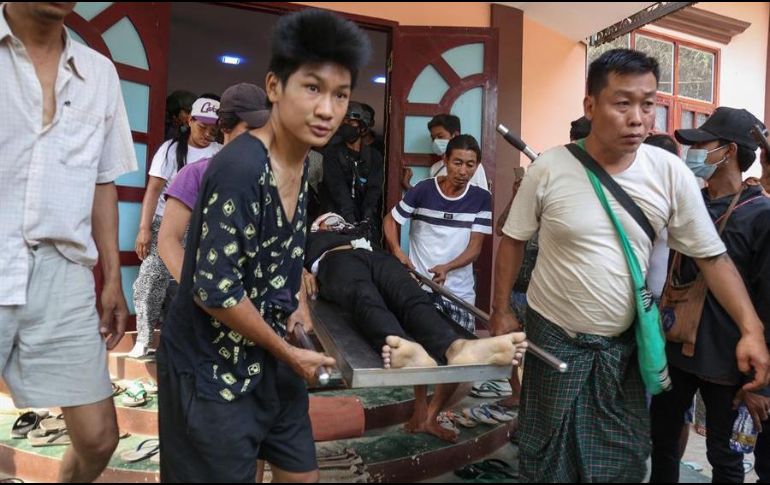 El cuerpo sin vida de Hein Thant, de 18 años, quien recibió un disparo en la cabeza, es trasladado durante una protesta contra el golpe militar en Mandalay, Birmania. EFE