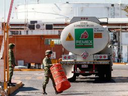 Pemex se podría hacer cargo de los contratos revocados. EFE