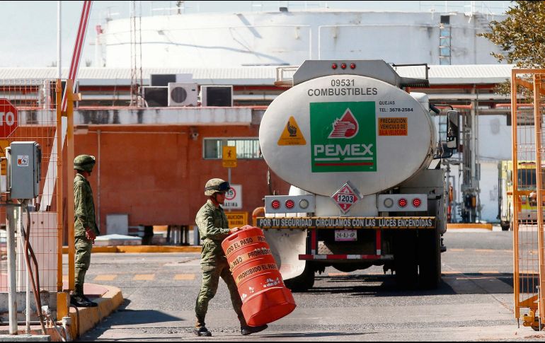 Pemex se podría hacer cargo de los contratos revocados. EFE