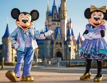 Bienvenidos. “Mickey” y “Minnie” te esperan para comenzar tu aventura. Al fondo, el Castillo de la Cenicienta. CORTESÍA/Disney