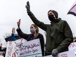 El saludo con tres dedos, se ha convertido en un símbolo de resistencia al golpe. AFP