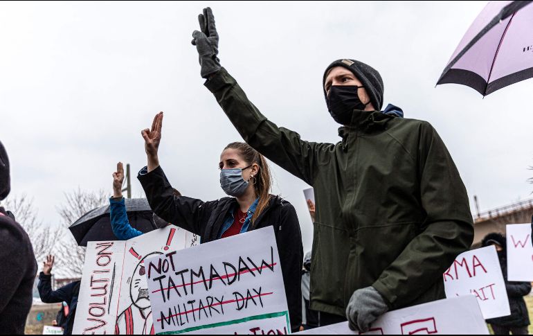 El saludo con tres dedos, se ha convertido en un símbolo de resistencia al golpe. AFP
