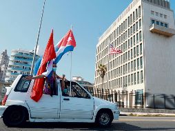 PROTESTA. Cubanos pasan frente a la embajada de EU en la isla. EFE