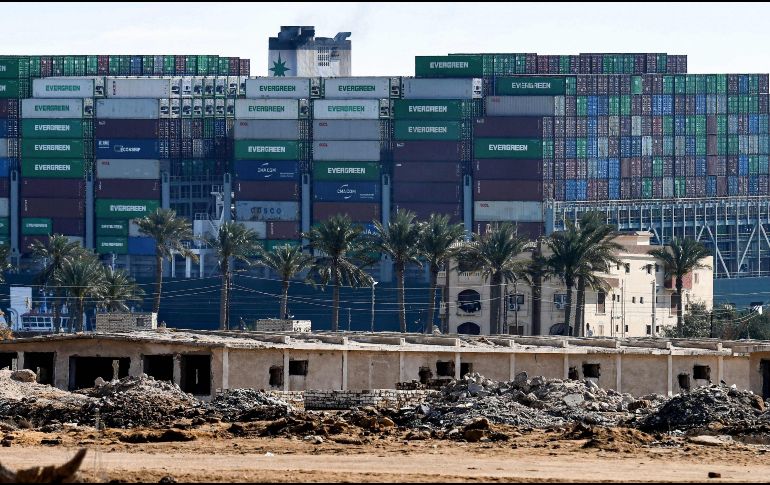 No quedó claro cuándo volvería a la normalidad el tráfico por el canal. AFP / A. Hasan