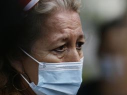 Rosibel Emérita Arriaza, madre de la salvadoreña Victoria Salazar, reacciona tras abandonar una reunión hoy en la Cancillería de San Salvador. EFE/ Rodrigo Sura