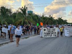 Personas bloquean la carretera para manifestarse por el asesinato de Victoria en Tulum, Quintana Roo. EFE