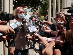Rosibel Arriaza, madre de Victoria Salazar, habla con periodistas en Antiguo Cuzcatlan, El Salvador. AP/S. Melendez