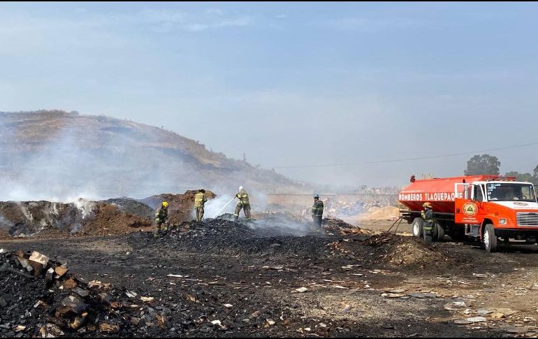 El área combatida fue de 6 mil 500 metros en un predio que acumulaba madera. TWITTER / @GobTlajomulco