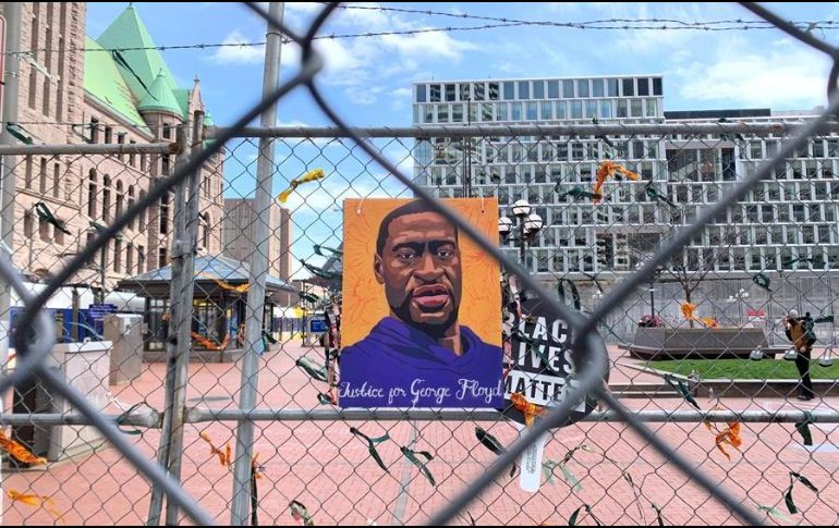 Fotografía de una imagen del afroamericano George Floyd colgada en la valla de seguridad puesta alrededor del Centro Gubernamental del Condado de Hennepin. EFE/A. Segura