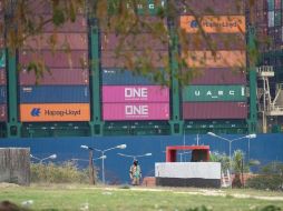 El crudo de referencia estadounidense cayó coincidiendo con la reanudación del tráfico en el Canal de Suez. EFE/M. Hossam