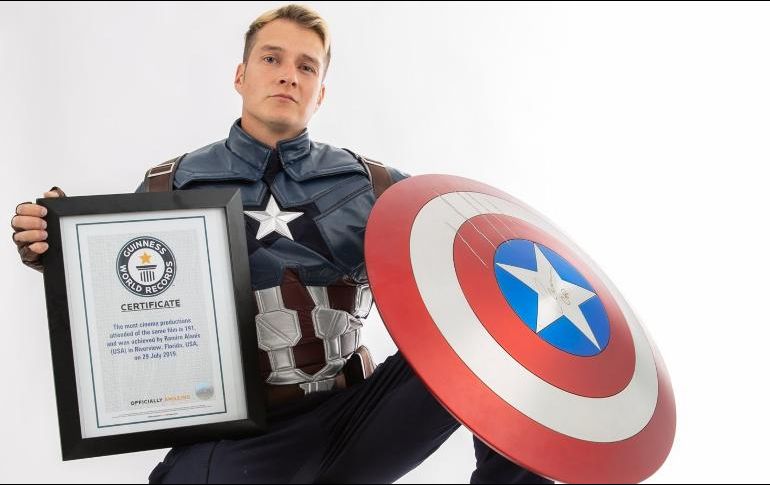 Alanis publicó en sus cuentas en las redes sociales una fotografía en la que aparece con el certificado de ganador de un Guinness World Record. ESPECIAL / Guinness World Records