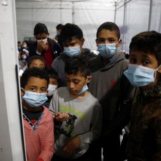 Más de cuatro mil menores migrantes abarrotan un centro de detención en Texas