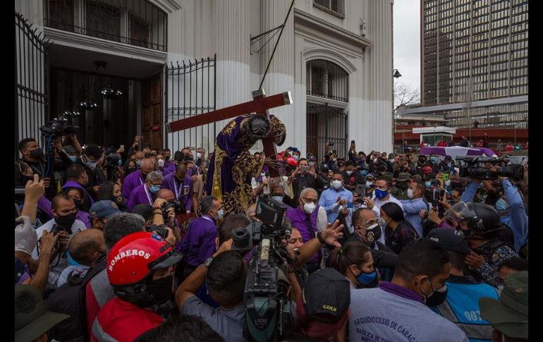 Por segundo año se prohibió la tradicional aglomeración frente la Basílica de Santa Teresa, en el centro de Caracas, y la imagen fue trasladada a bordo del 