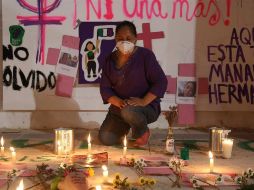 Una mujer reza en una ofrenda por la muerte de la migrante salvadoreña Victoria Esperanza Salazar, ocurrida el sábado pasado en Tulum. EFE/L. Cruz