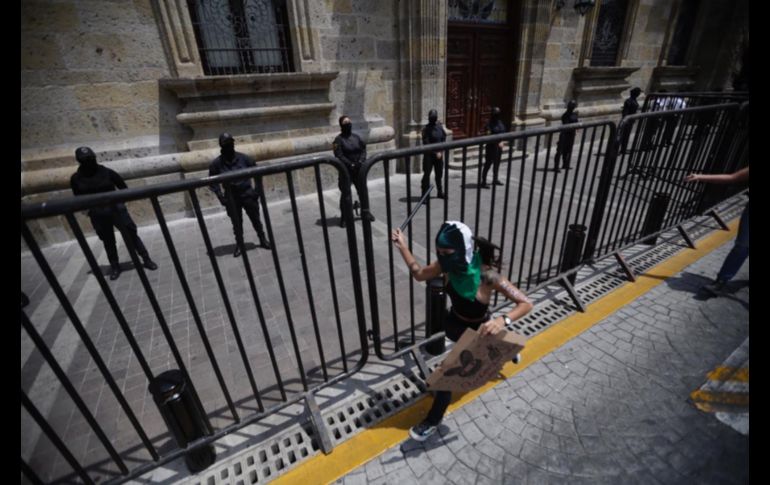 Este miércoles un grupo de mujeres se manifiesta en la zona centro de Guadalajara. EL INFORMADOR / F. Atilano