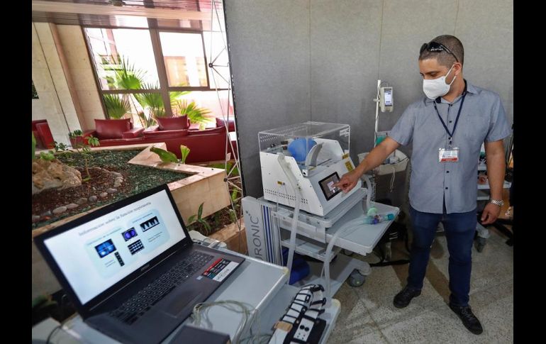 Media docena de científicos a cargo de centros de investigación del país mostraron a periodistas algunos de los dispositivos que están produciendo. EFE/Y. Zamora