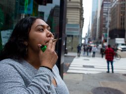 La ley permitirá a mayores de 21 años comprar cannabis y cultivar plantas para consumo personal, y el límite de posesión será de 85 gramos. AFP/K. Betancur