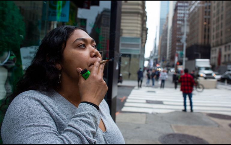La ley permitirá a mayores de 21 años comprar cannabis y cultivar plantas para consumo personal, y el límite de posesión será de 85 gramos. AFP/K. Betancur
