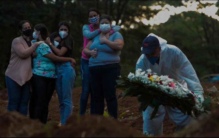 Familiares sepultan a una víctima de coronavirus en un cementerio de Sao Paulo. AFP/M. Schincariol