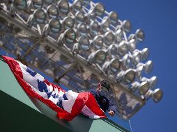En este día de apertura de la temporada, el presidente Biden insiste en la importancia de usar cubrebocas y seguir otras restricciones sanitarias para evitar la propagación del coronavirus. EFE / C. J. Gunter