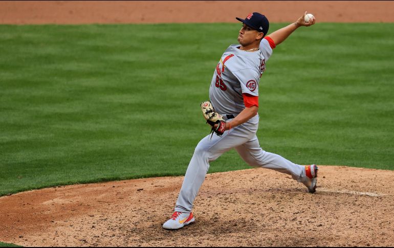 El serpentinero sonorense pudo agenciarse el triunfo en la victoria de los Cardinals de San Luis sobre los Reds de Cincinnati. AP / A. Doster