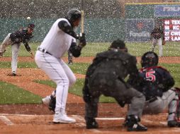 La pelota se confunde con los copos de nieve antes de que Miguel Cabrera pegara jonrón en el juego Cleveland vs. Detroit. AFP/G. Shamus