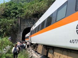 Un vehículo de construcción causó el accidente al deslizarse por un terraplén y golpear al tren cuando entraba en el túnel. AFP/Centro de Operación de Emergencias