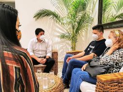 Fabiola Alanís, titular de la Conavim se reunió con la madre y hermano de Victoria Salazar. EFE/Ayuntamiento de Tulum