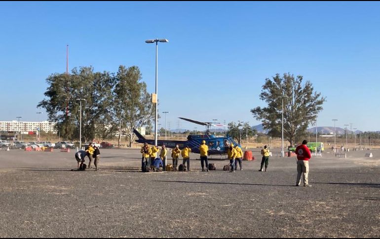 El Puesto de Comando está en la zona del estadio Akron y desde ahí las autoridades involucradas están dotando los insumos necesarios y alimentos para los Brigadistas. ESPECIAL / Bomberos de Zapopan