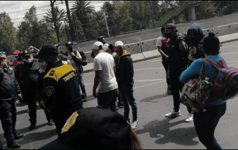 La autoridad vial informó del bloqueo a la circulación en la Calzada Ignacio Zaragoza, a la altura de la avenida Xipe. TWITTER  / @OVIALCDMX