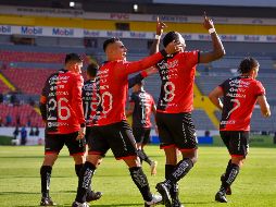 Con la euforia y los cánticos de la Fiel que regresó a las gradas del Estadio Jalisco tras 392 días de ausencia, los rojinegros del Atlas hicieron pesar la localía. Imago7 / S. Bautista