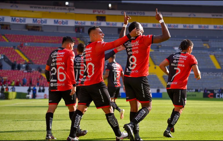 Con la euforia y los cánticos de la Fiel que regresó a las gradas del Estadio Jalisco tras 392 días de ausencia, los rojinegros del Atlas hicieron pesar la localía. Imago7 / S. Bautista
